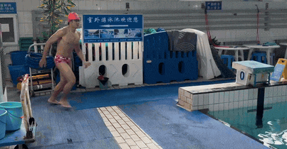 周五福利囧图云飞系列 体育老师也过不了美人关！