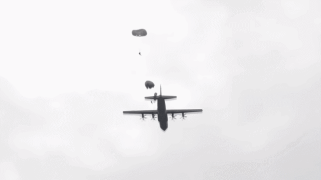 为何航空公司在空难发生时,宁愿赔百亿元,也不让乘客跳伞逃生?其实客机不配备降落伞,是理性的选择-有驾 为何航空公司在空难发生时,宁愿赔百亿元,也不让乘客跳伞逃生?其实客机不配备降落伞,是理性的选择-有驾