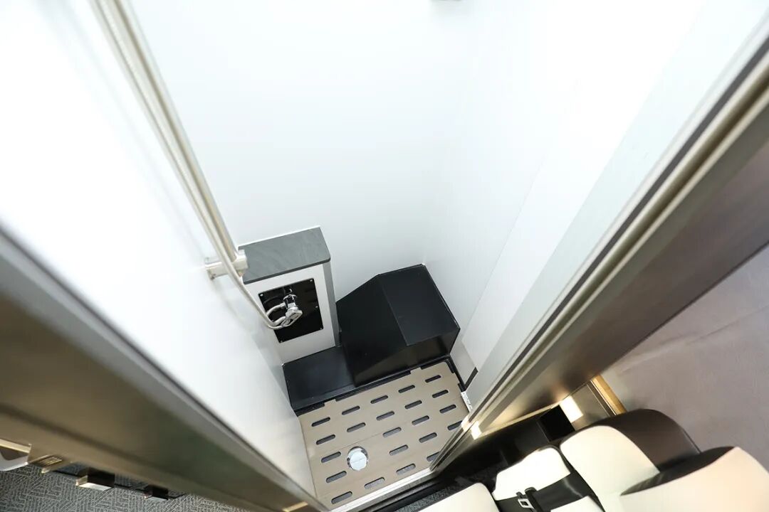 依维柯四驱越野房车，11月28亮相成都房车展，全时四驱带锁-22.jpg