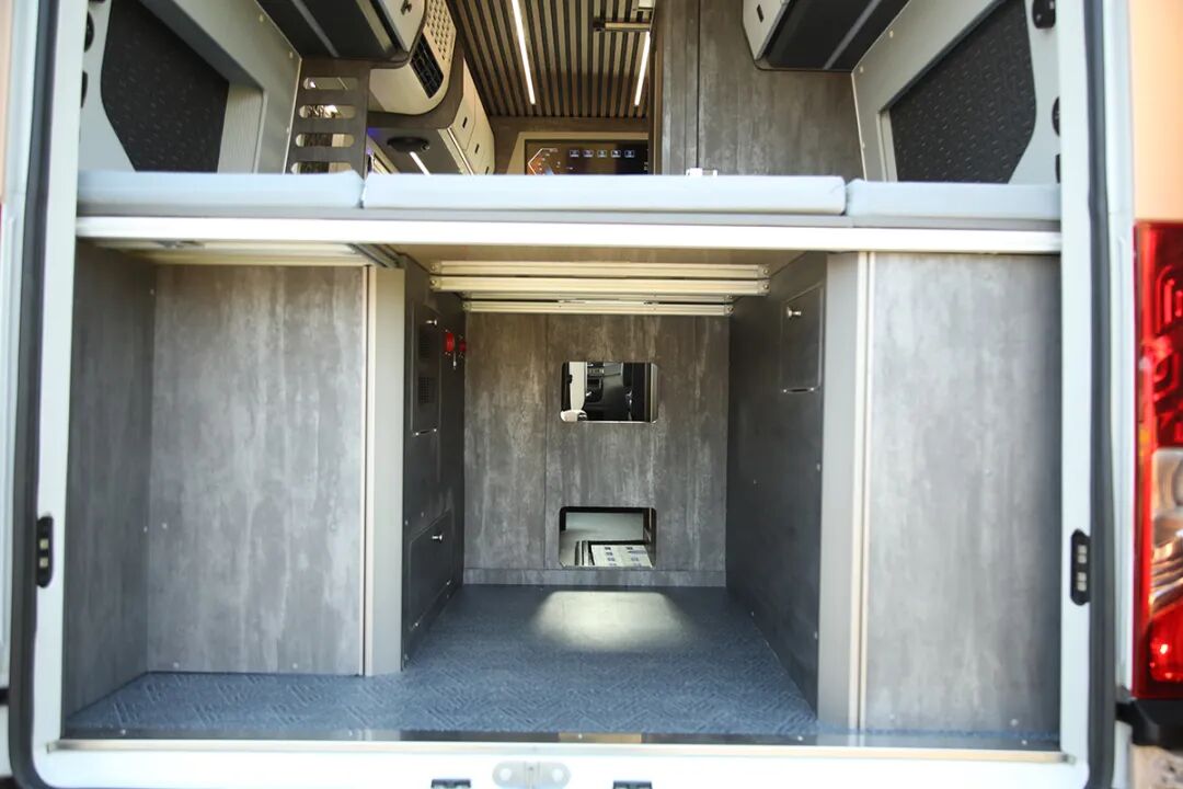 依维柯四驱越野房车，11月28亮相成都房车展，全时四驱带锁-9.jpg