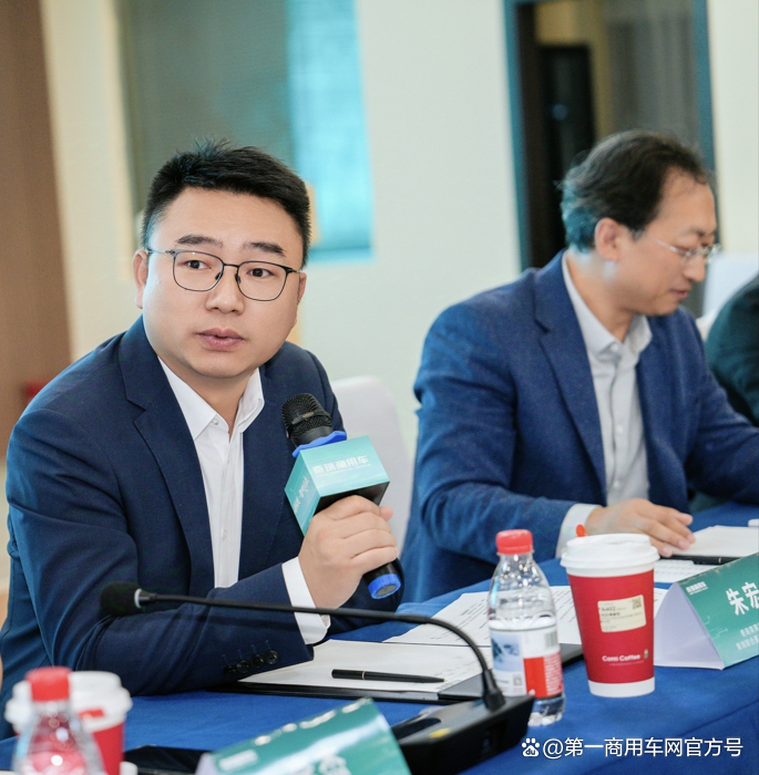 左一为朱宏.jpg