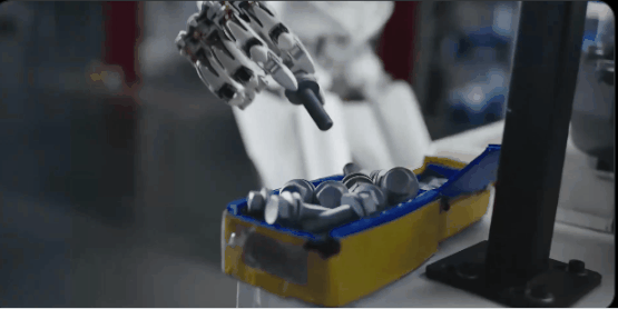 小鹏首款女性机器人IRON亮相：猫步丝滑炸屏，20万量产要当家庭全能帮手？-有驾