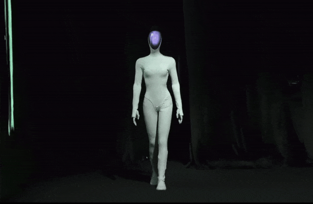 机器人也分男女了？小鹏 IRON 女性机器人亮相，搭载全固态电池、目标 2026 年量产-有驾