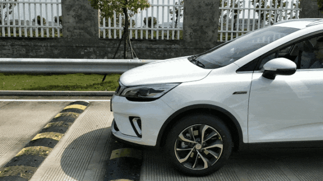 血的教训！老司机亲测：这样过减速带，用不了多久车就散架了！-有驾