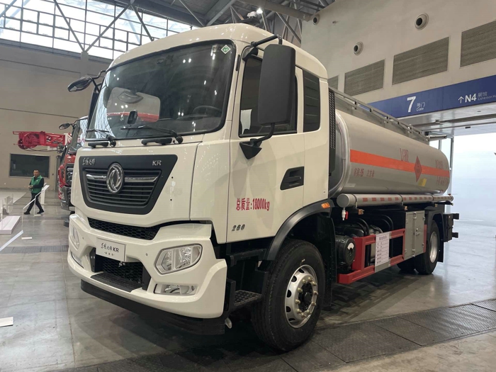 东风天锦KR运油车，搭载东风康明斯260马力发动机2.jpg