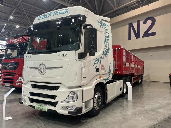 东风天龙GX智能干线牵引车，搭载东风康明斯15升630马力发动机2.jpg