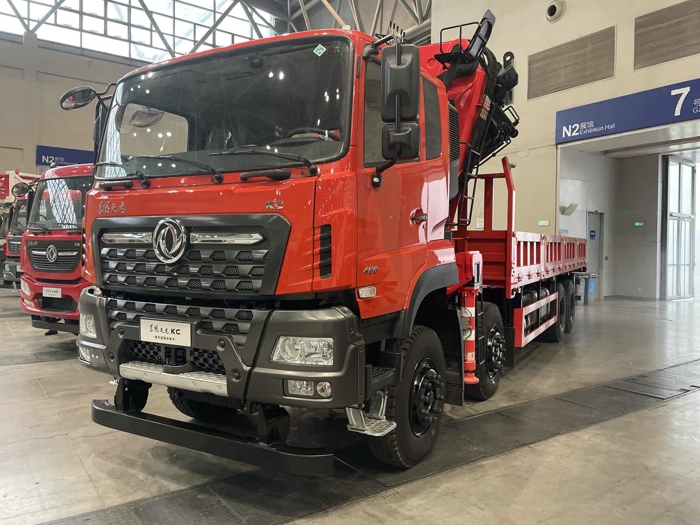 东风天锦KC随车起重运输车，搭载东风康明斯8.5升400马力发动机2.jpg