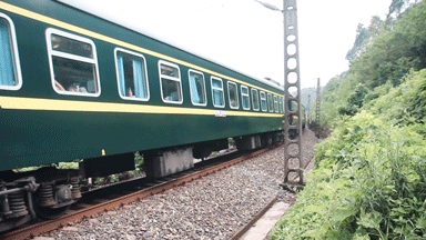 火车不“脱轨”的真正原因是什么？其实并不完全是因为轮缘卡住了轨道，而是在于“暗藏玄机”的车轮-有驾