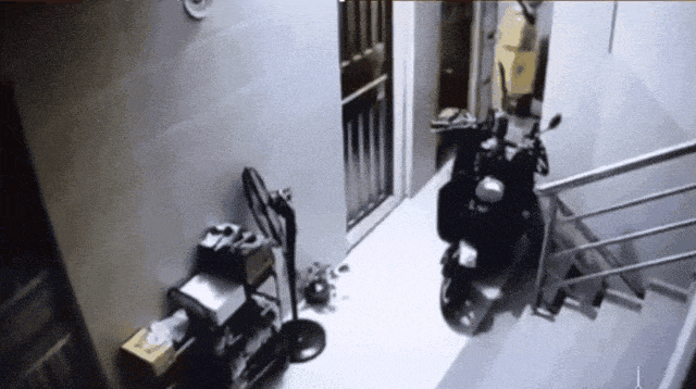 “电动车充电时”一定不要开进楼，不然等于请了个炸弹！90%家庭都不懂，看完后怕！-有驾