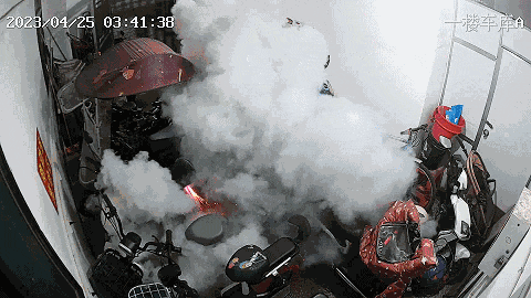 “电动车充电时”一定不要开进楼，不然等于请了个炸弹！90%家庭都不懂，看完后怕！-有驾