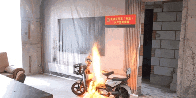 “电动车充电时”一定不要开进楼，不然等于请了个炸弹！90%家庭都不懂，看完后怕！-有驾