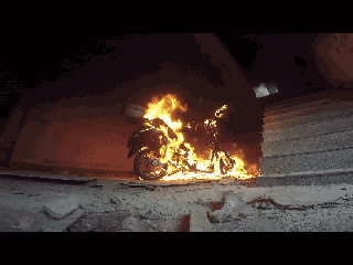 “电动车充电时”一定不要开进楼，不然等于请了个炸弹！90%家庭都不懂，看完后怕！-有驾