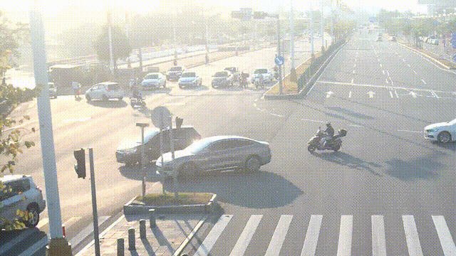 骑车便捷却藏“盲区”：内轮差、酒驾、头盔缺失，安全隐患远超你想象！-有驾