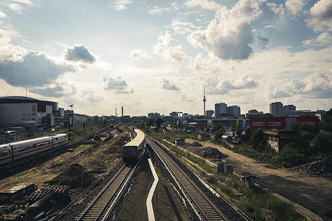 火车不“脱轨”的真正原因是什么？其实并不完全是因为轮缘卡住了轨道，而是在于“暗藏玄机”的车轮-有驾
