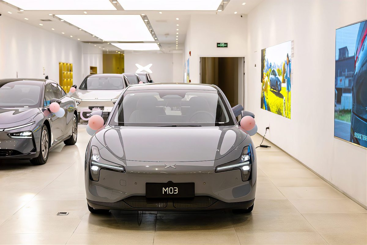 特斯拉MODEL 3电动车展厅展示