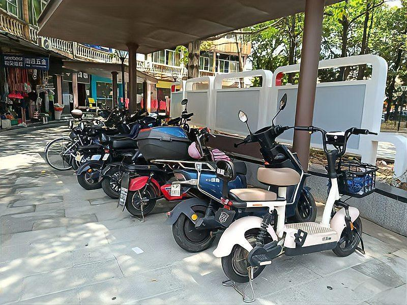街头电动车和摩托车停放区