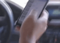 安全提示｜分心驾驶退退退！拒绝刷视频、吃东西……-有驾