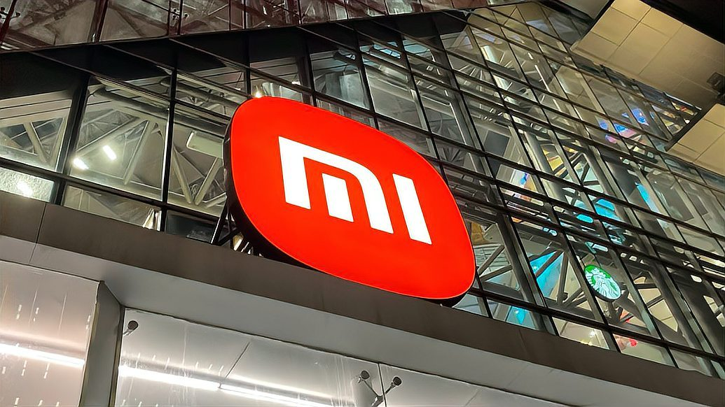 小米科技公司标志展示于现代商业建筑外墙